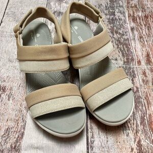 Cloudsteppers Clarks‎ Cloud Coushion sandals cream and gold metalic size 8